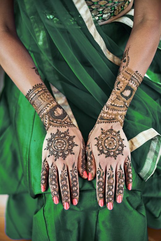 Close up indian bride back hand with mehndi henna tattoo with beautifu - bridal mehndi design