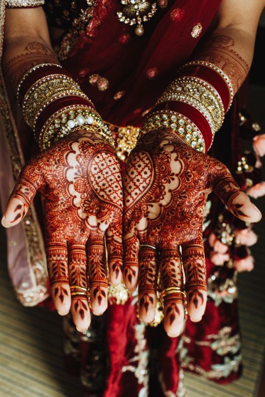 Traditional indian heart ornament hands colored by henna bridal bracel - bridal mehndi design