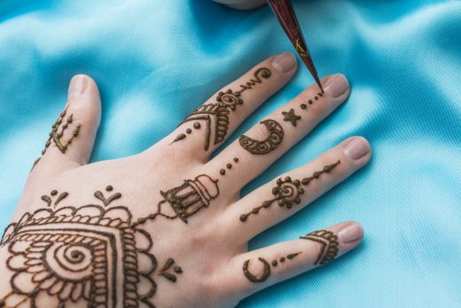 Equipment tattooing mehndi draws near woman hand - traditional mehndi
