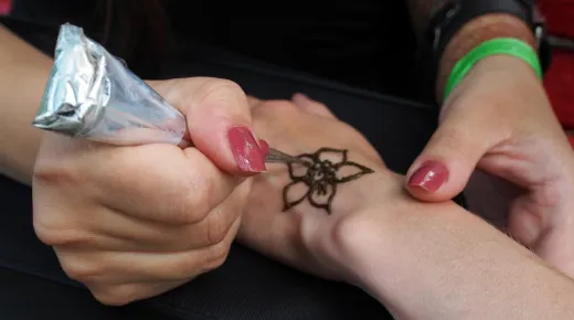 Apply mehndi - mehndi design