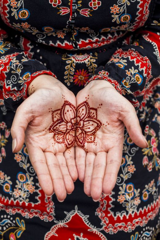 Female hands with mehndi - simple Arabic mehndi design