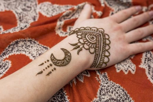 Woman hand with beautiful mehndi paints - simple Arabic mehndi design