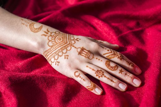 Wonderful mehndi paints woman hand - simple Arabic mehndi design